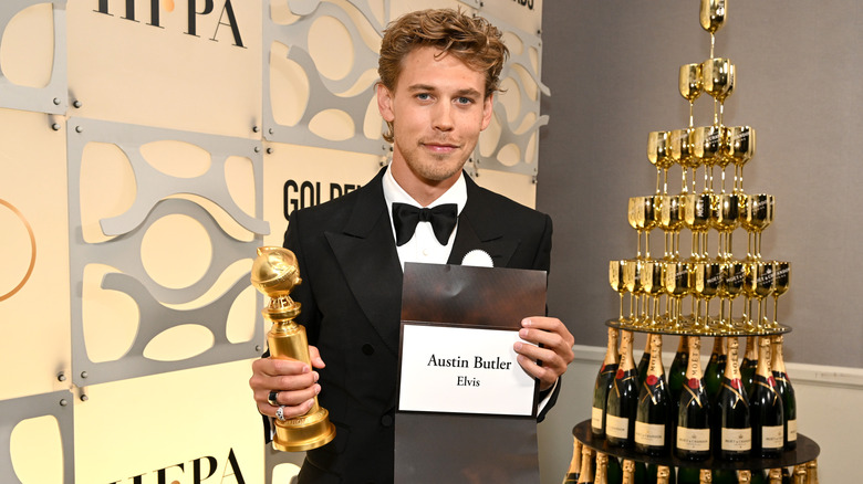 Austin Butler posant avec son Golden Globe