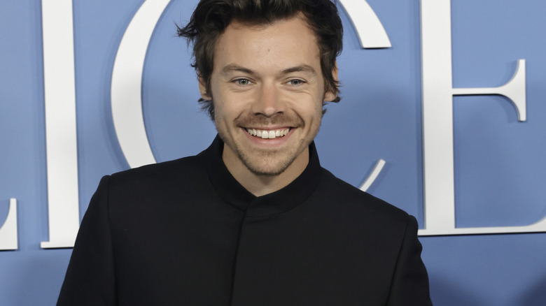 Harry Styles posant pour une photo lors d'une première