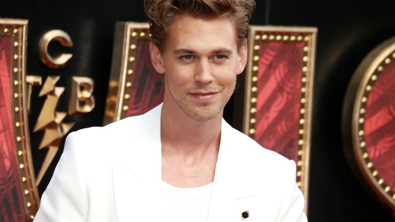 Austin Butler souriant à l'événement Elvis