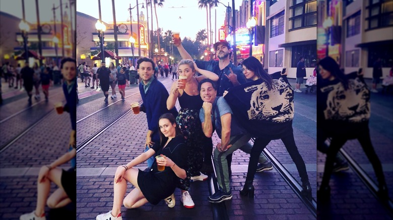 Florence Pugh et Zach Braff posant avec des amis