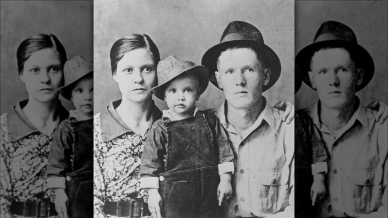 Elvis Presley, 2 ans, pose avec ses parents