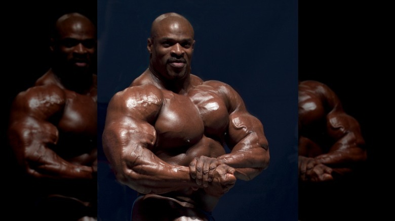 Pose de musculation de Ronnie Coleman