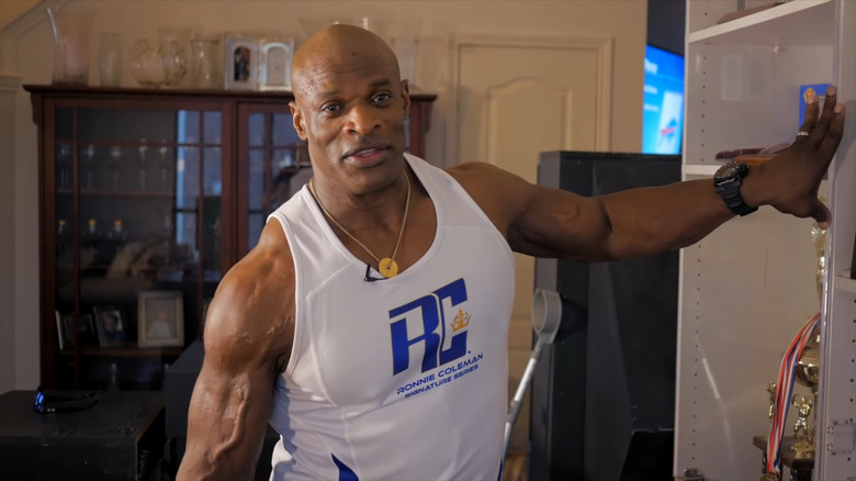 Ronnie Coleman avec des trophées