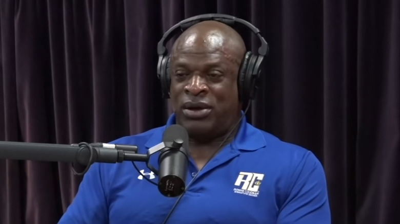 Ronnie Coleman portant des écouteurs