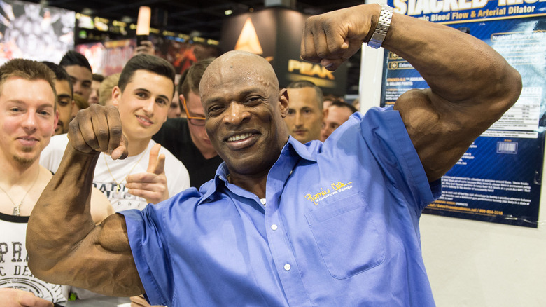 Ronnie Coleman sourit avec les fans