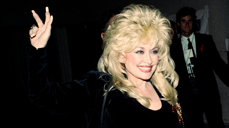 Dolly Parton levant la main