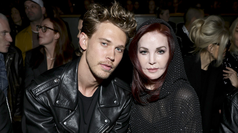 Austin Butler et Priscilla Presley posant ensemble