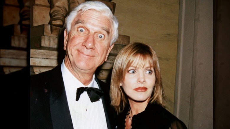 Leslie Nielsen fait face à Priscilla Presley