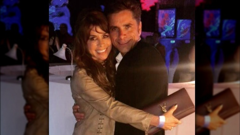 Paula Abdul étreignant John Stamos