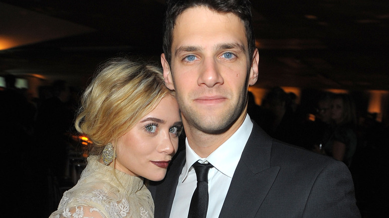 Justin Bartha et Ashley Olsen posent