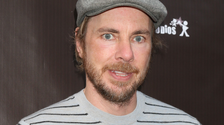 Dax Shepard posant 