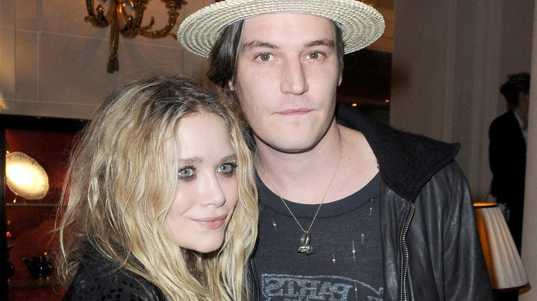 Nate Lowman et Mary-Kate Olsen posant 