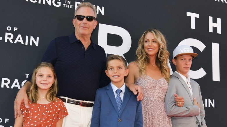 Kevin Costner et Christine Baumgartner posant avec leurs enfants