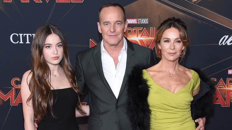 Stella Gregg, Clark Gregg et Jennifer Gray posent