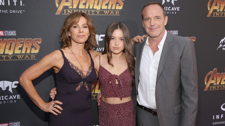 Jennifer Grey, Stella Gregg et Clark Gregg posent