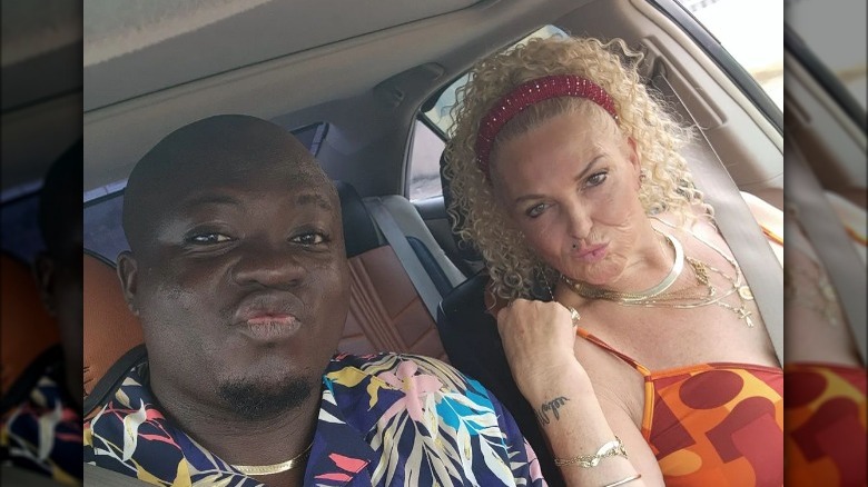 Angela Deem et Michael Ilesanmi dans la voiture