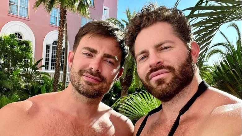 Jaymes Vaughn et Jonathan Bennett posant