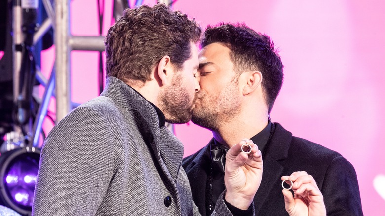 Jaymes Vaughn et Jonathan Bennett accueillent NYE 2022