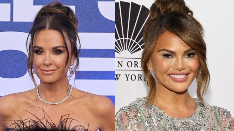 Kyle Richards et Chrissy Teigen posent