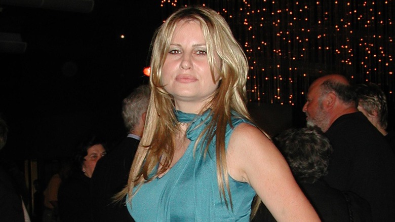 Jennifer Coolidge posant