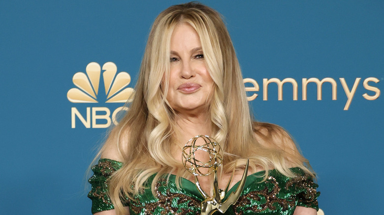 Jennifer Coolidge posant avec Emmy