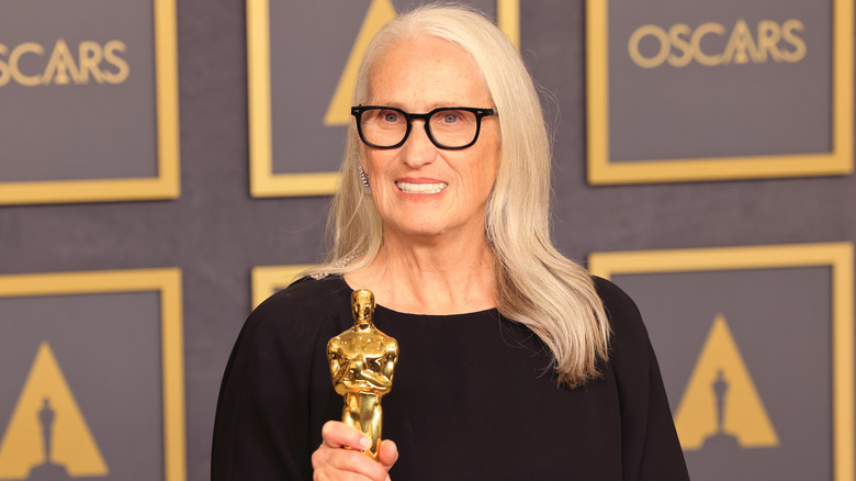 Jane Campion tenant une statue d'Oscar