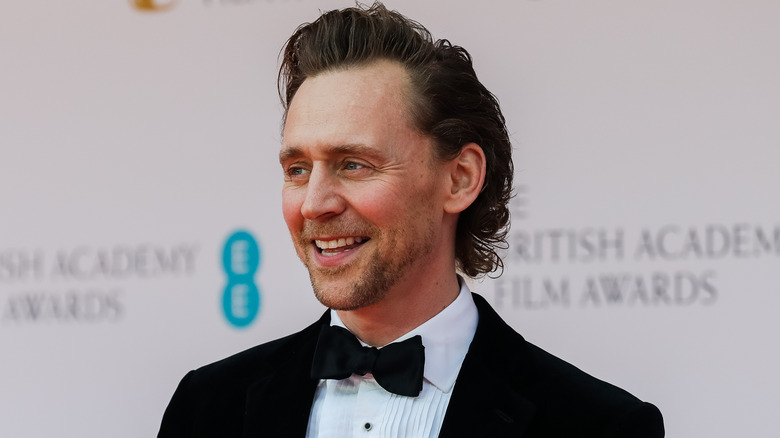 Tom Hiddleston en smoking, souriant