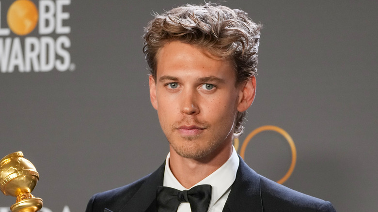 Austin Butler tenant un Golden Globe