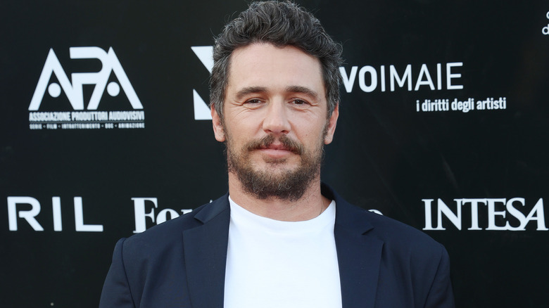 James Franco en chemise blanche et veste