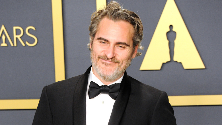 Joaquin Phoenix souriant aux Oscars