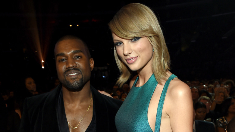 Kanye West pose avec Taylor Swift