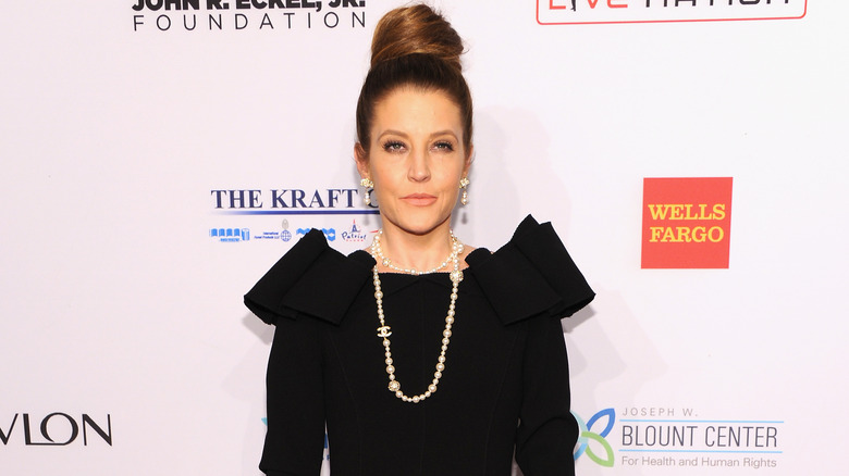 Lisa Marie Presley posant