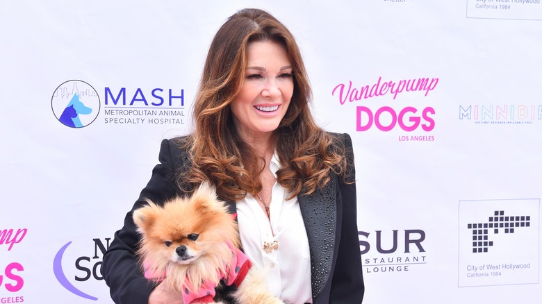 Lisa Vanderpump tenant un chien et posant