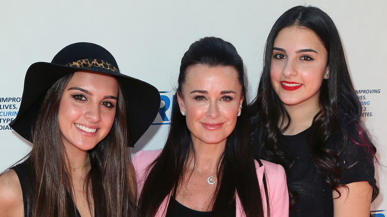 Kyle Richards posant avec deux de ses enfants