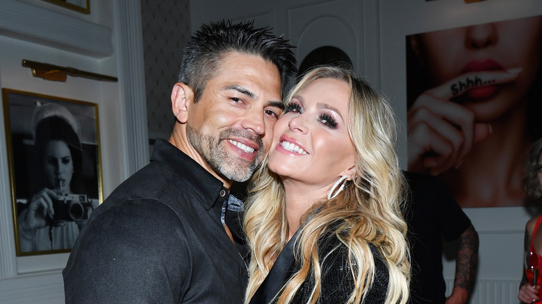 Tamra et Eddie jugent enlacés et souriants