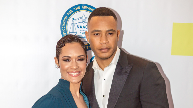 Grace Byers et Trai Byers posant lors d'un événement