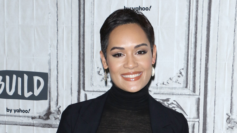 Grace Byers posant lors d'un événement