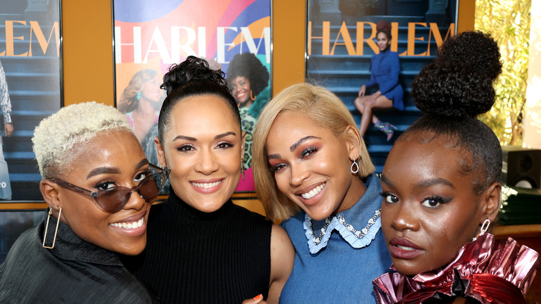 Le casting de Harlem souriant à un événement