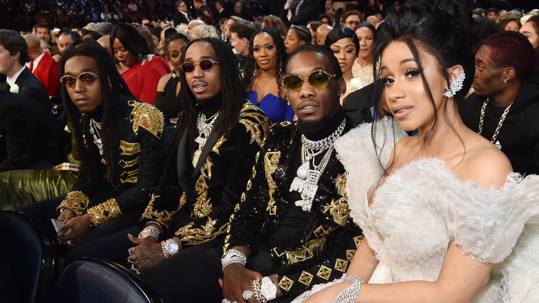 Les rappeurs Takeoff, Quavo, Offset et Cardi B assis ensemble