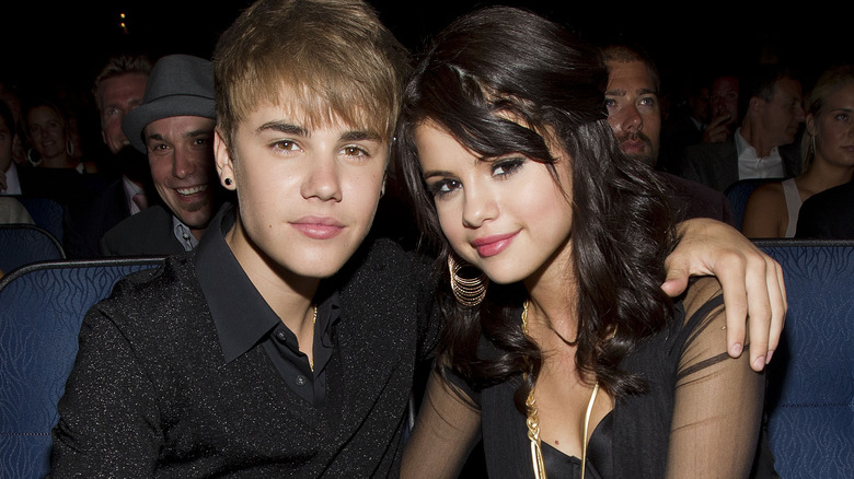 Justin Bieber et Selena Gomez se font un câlin