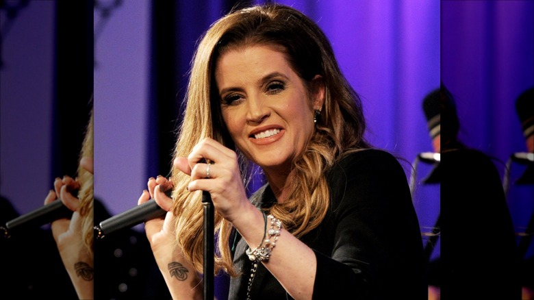 Lisa Marie Presley chante