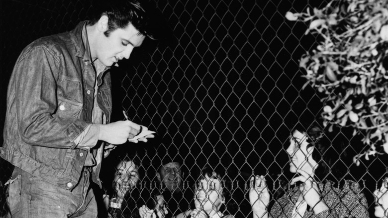 Elvis Presley avec des fans