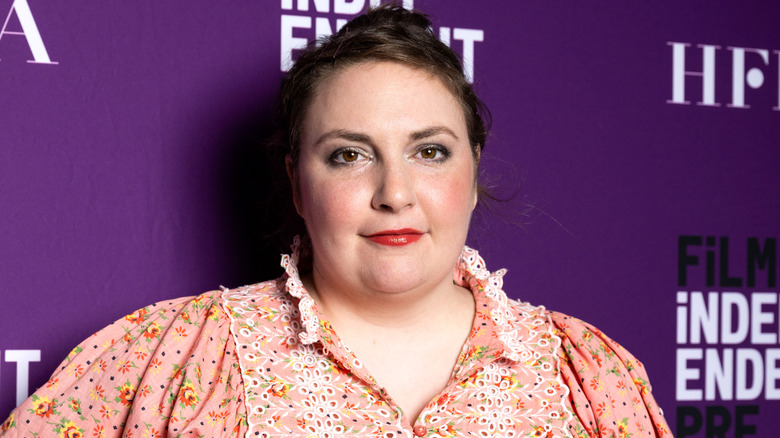 Lena Dunham sourit 