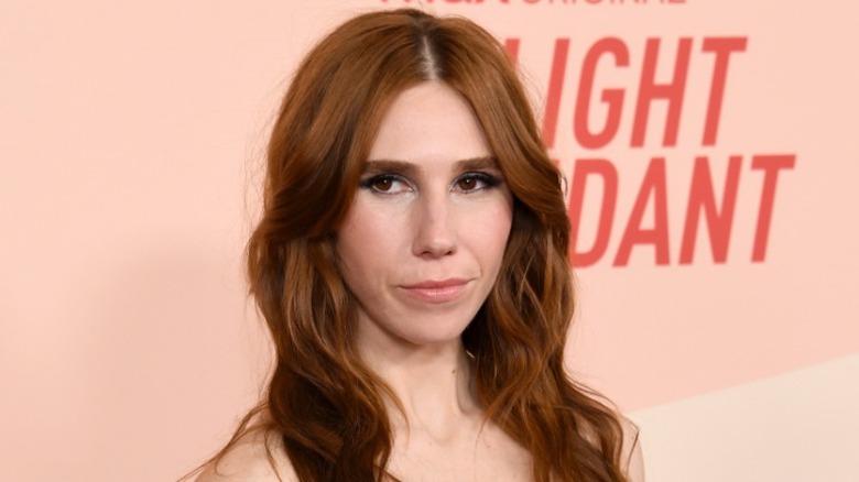 Zosia Mamet regarde de côté