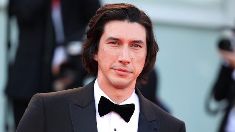 Adam Driver portant un nœud papillon