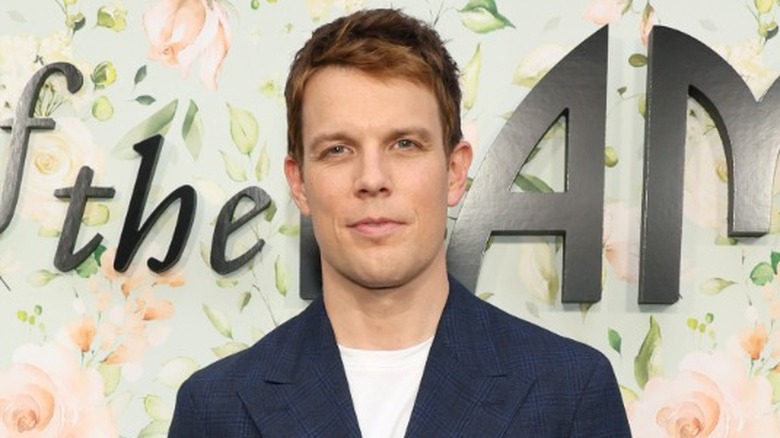 Jake Lacy posant