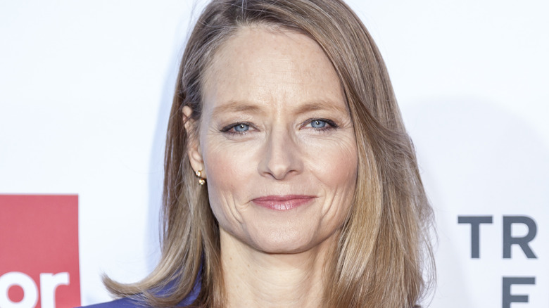 Jodie Foster sourit