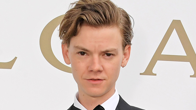 Thomas Brodie-Sangster posant