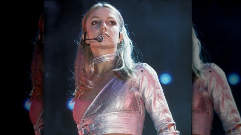 Britney Spears se produisant en 2000, l'air sérieux