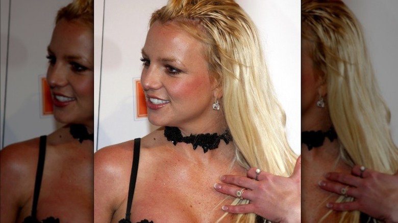 Britney souriant à côté lors d'un événement